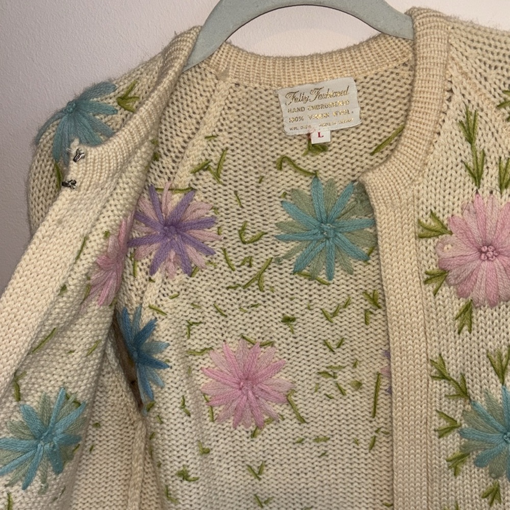 Vintage 100% Wool- Hand Made - Floral Embroidered sweater cardigan - Picture 5 of 10